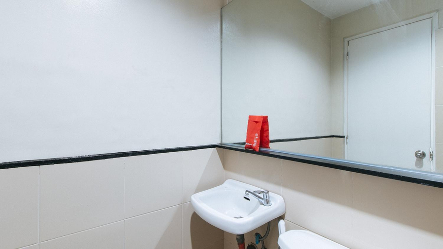 Bathroom 5, RedDoorz near SM Calamba, Calamba City