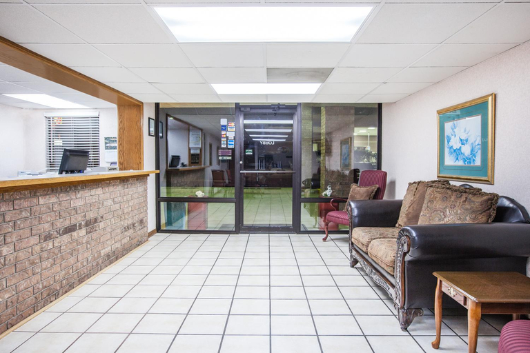 Public Area, Super 8 by Wyndham Clinton, Van Buren