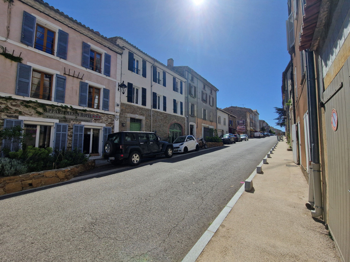 Exterior & Views