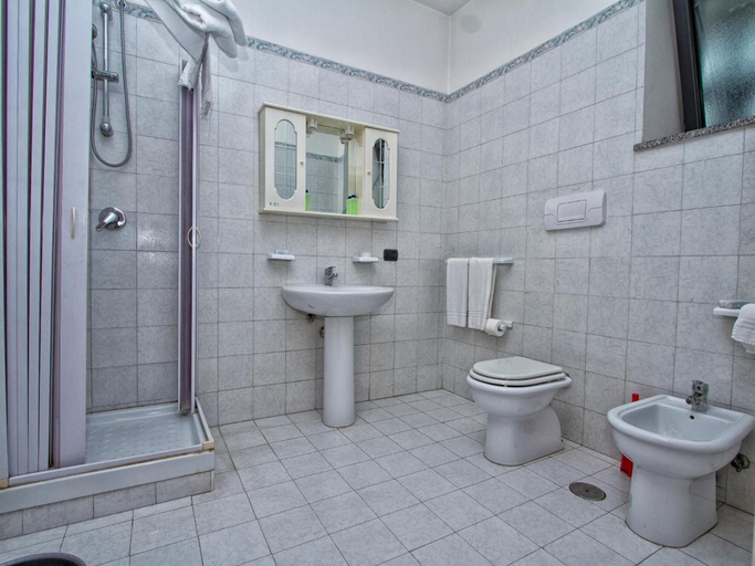 Bathroom 3, Silverado, Caserta