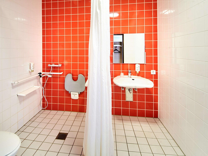 Bathroom 4, B&B HOTEL Aschaffenburg, Aschaffenburg