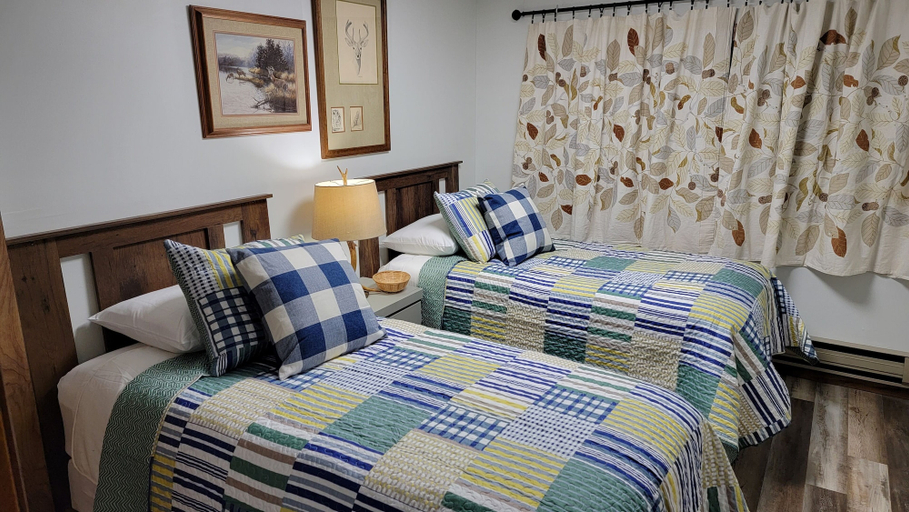 Bedroom 2, Carls Cabins, Adams