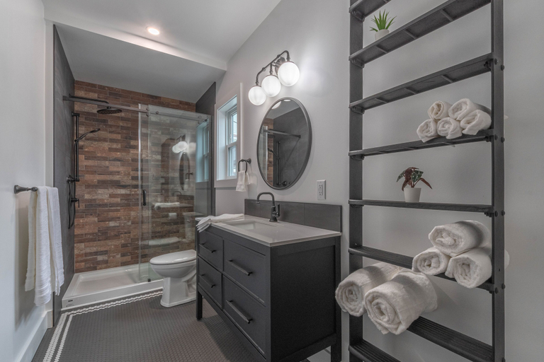 Bathroom 4, Temperance Hotel, Cowichan Valley