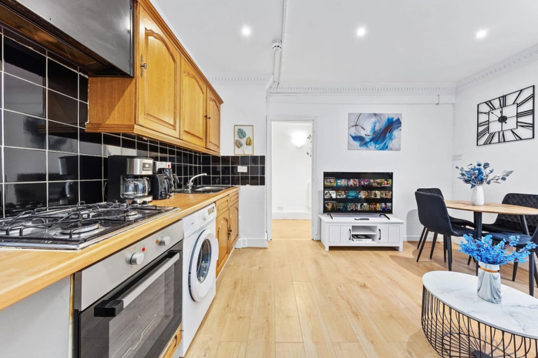 Others 5, Remarkable 2-bed Apartment in Central London, London
