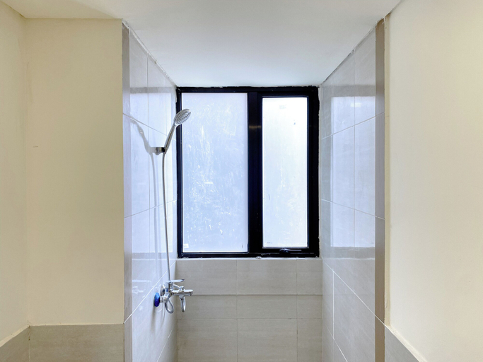 Bathroom 5, Homey 2Br With Work Space At Meikarta Apartment, Cikarang