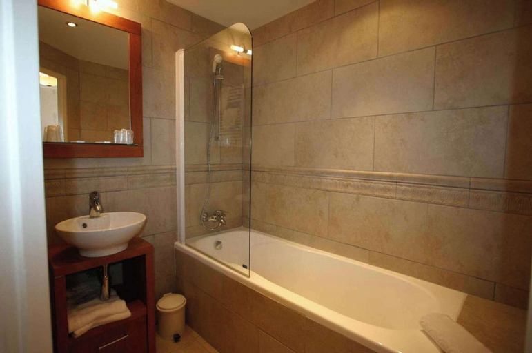 Bathroom 10