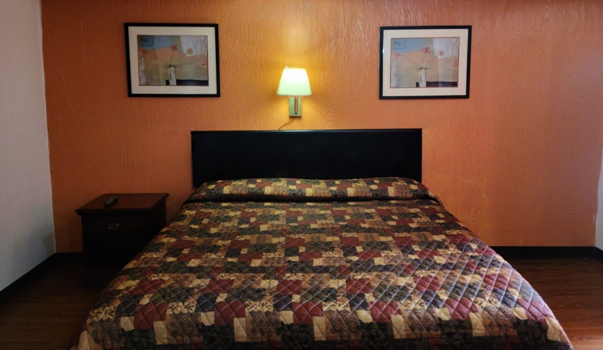 Bedroom 3, Paul's Motel, Bay