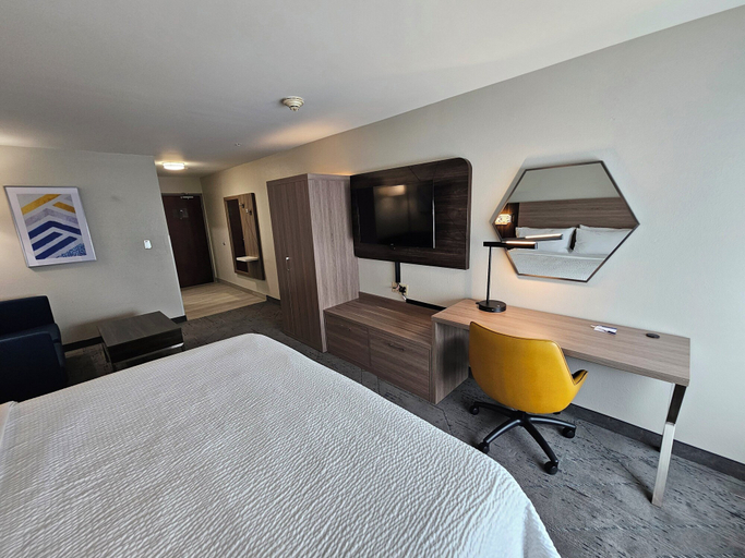 Bedroom 3, Holiday Inn Express & Suites CINCINNATI-BLUE ASH by IHG, Cincinnati