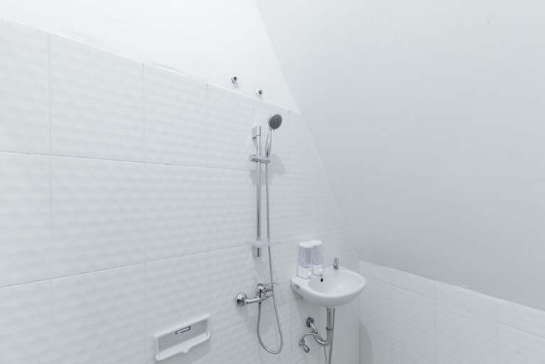 Bathroom 3, RedDoorz Syariah Plus near Sukabumi Station, Sukabumi