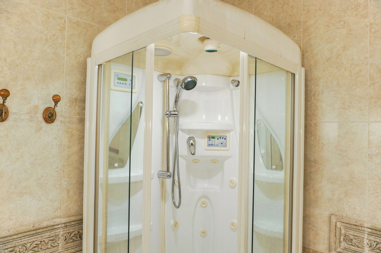 Bathroom 13