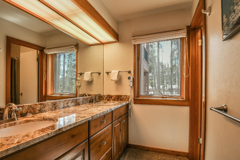 Bathroom 4, Quicksilver 1660, Summit