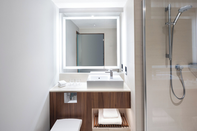Bathroom 4, Courtyard by Marriott Edinburgh, Edinburgh