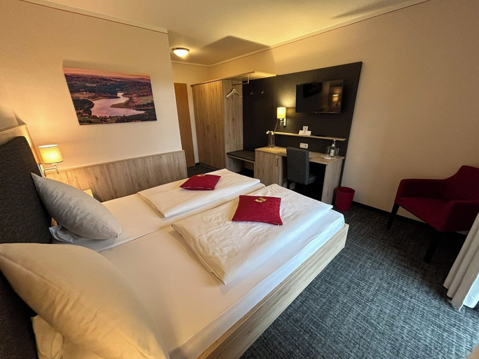 Bedroom 3, Panorama-Hotel Am See, Schwandorf