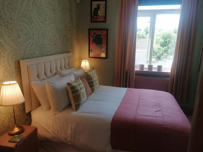 Others 2, No 30 Guest House, Aberdare, Rhondda, Cynon, Taff