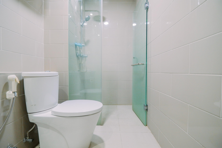 Bathroom, Best Choice and Restful 1BR CitraLake Suites Apartment By Travelio, Jakarta Barat