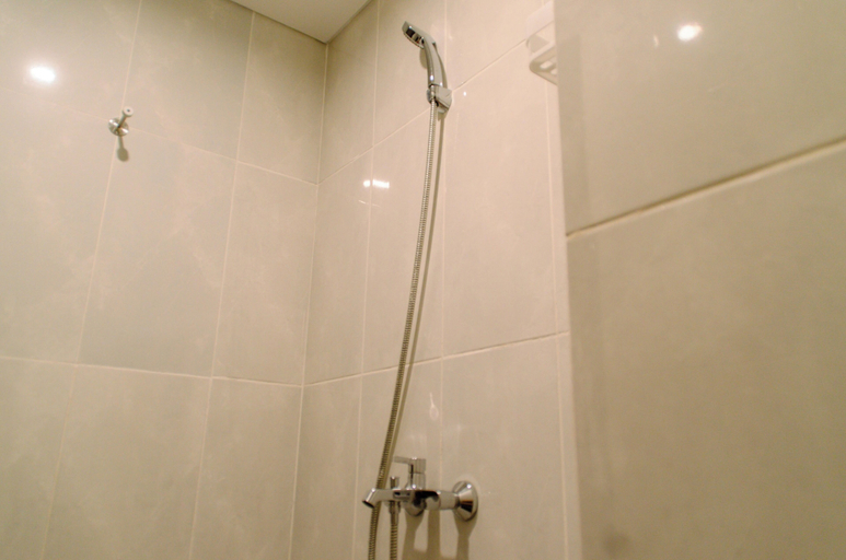 Bathroom 3, Nice And Comfort Studio At Serpong Garden Apartment, Tangerang