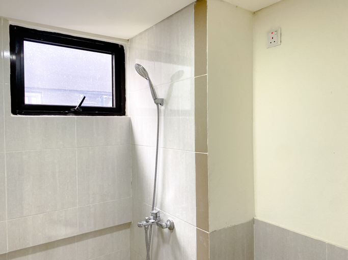 Bathroom 5, Comfort 2BR with Work Space at Meikarta Apartment By Travelio, Cikarang