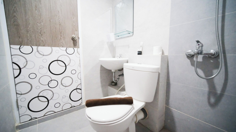 Bathroom 4, Comfy 2Br At Taman Melati Surabaya Apartment, Surabaya