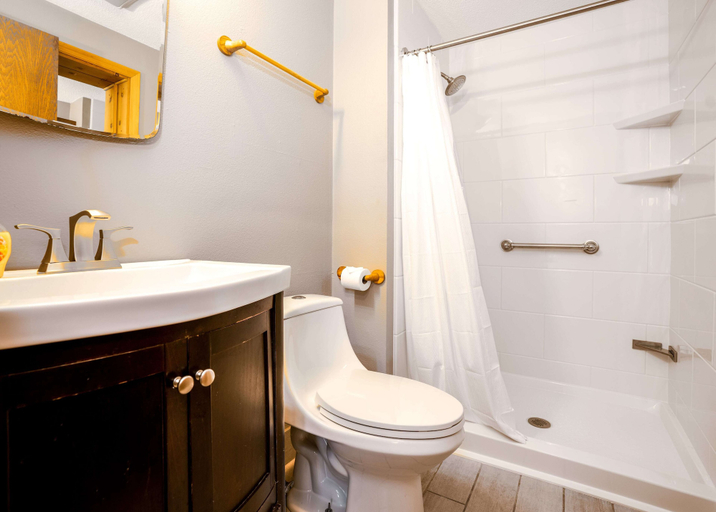 Bathroom 4, Fireside Charm on Strawberry Hill, Walworth