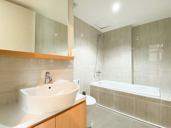 Bathroom 3, Best Homey 1Br At 52Th Floor Vasanta Innopark Apartment, Cikarang