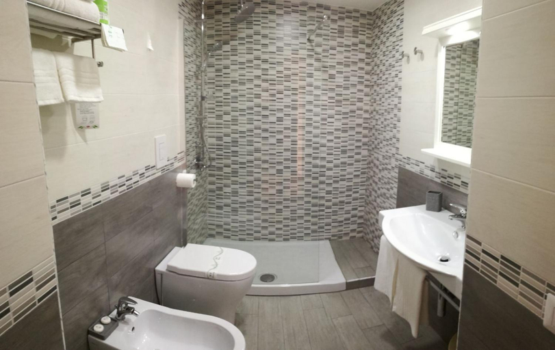 Bathroom 2, Hotel La Corricella, Napoli
