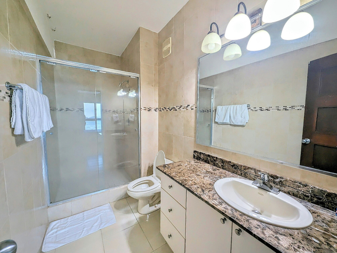 Bathroom 2, YC 1006 l Apartamento 2BR en av balboa, Panamá