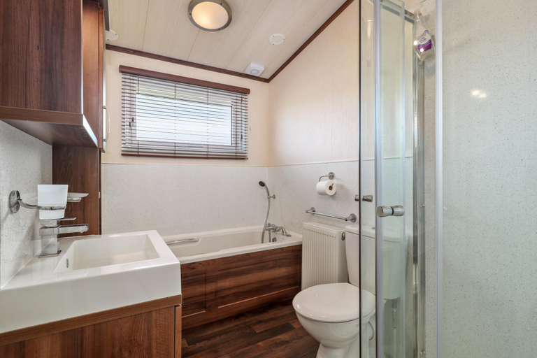 Bathroom, Cormorant - Luxury Lodge Close to the Beach, Pembrokeshire
