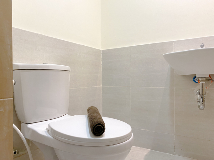 Bathroom 5, Spacious and Homey Apartment 2BR at Meikarta By Travelio, Cikarang