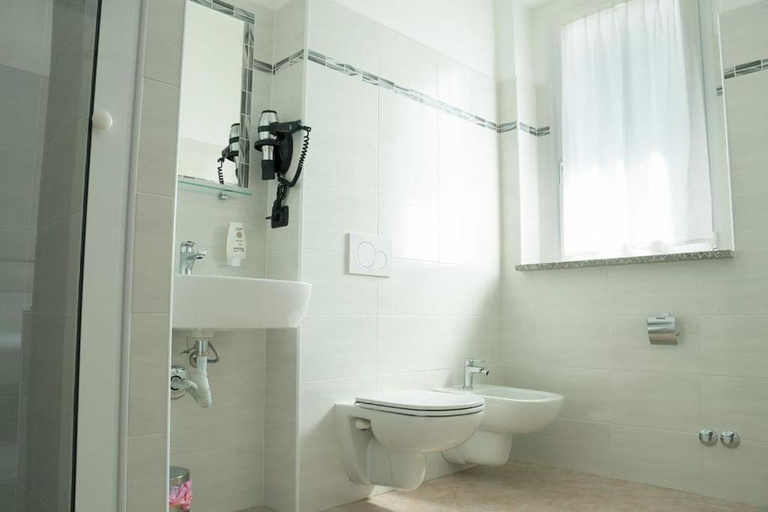 Bathroom 5, Hotel Pone, Milano