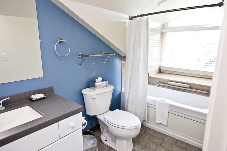 Bathroom 4, Oceancliff I & II, Newport