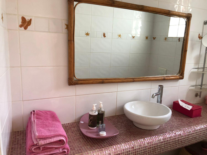 Bathroom 2, HOTEL Le Clos Des Papillons, Mbour