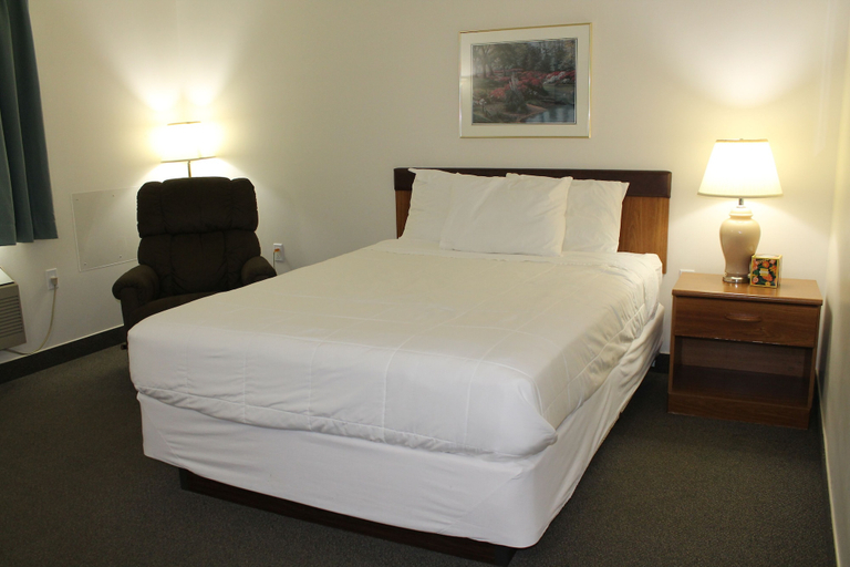 Bedroom 4, American Host Inn, Oceana