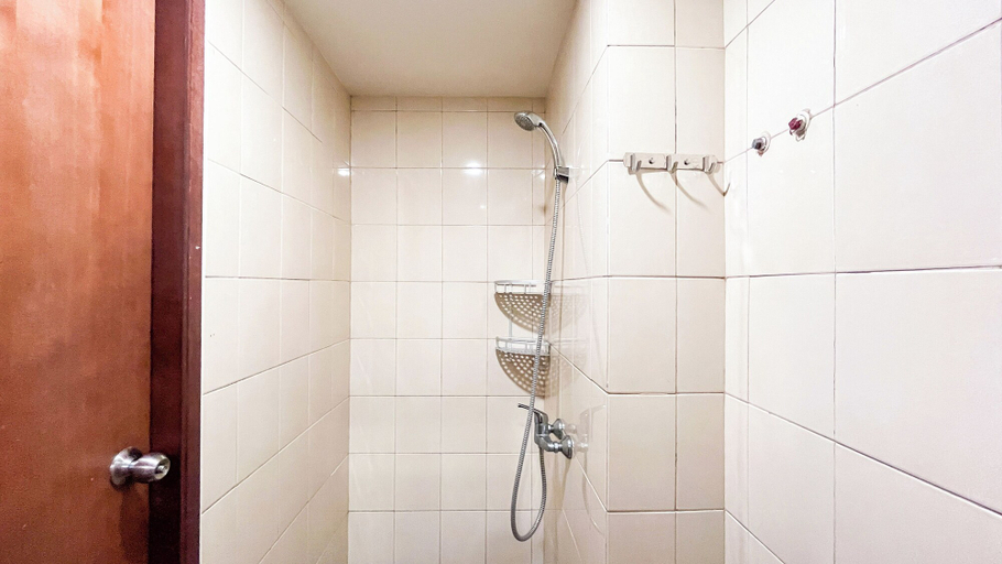 Bathroom 3, Best Choice Studio Apartment At Vida View Makassar, Makassar