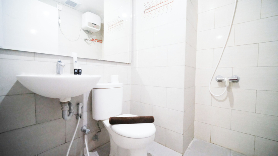 Bathroom 3, Comfortable Living 2Br At Anderson Supermall Mansion Apartment, Surabaya
