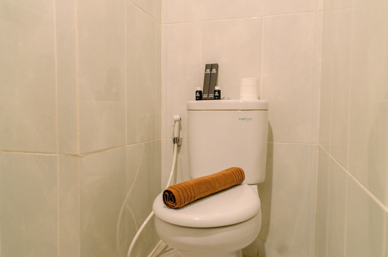 Bathroom 5, Nice And Comfort Studio At Serpong Garden Apartment, Tangerang