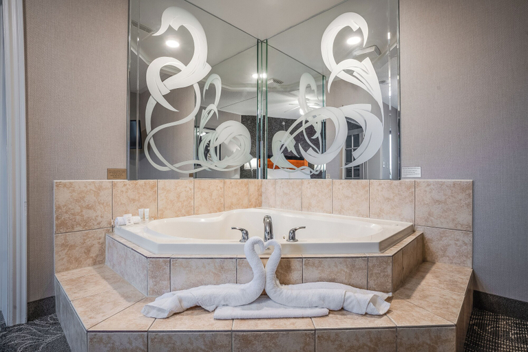 Bathroom 4, Monte Carlo Inn Barrie Suites, Simcoe