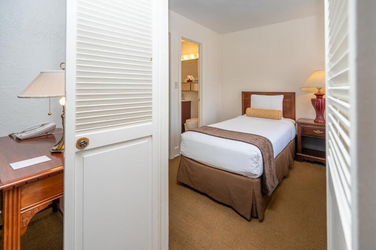 Bedroom 4, The Baroness Hotel, Seattle