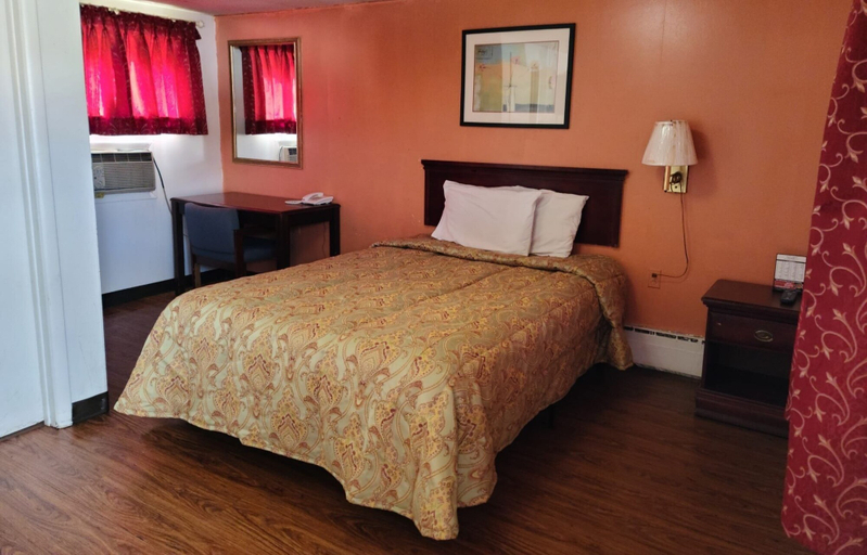 Bedroom 2, Paul's Motel, Bay