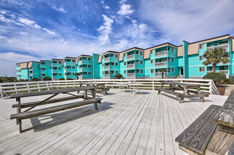 Pool, Balcony and Walk to Beach Atlantic Beach Gem, Carteret