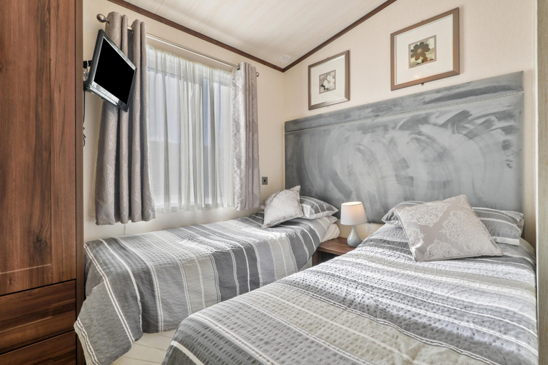 Bedroom 2, Cormorant - Luxury Lodge Close to the Beach, Pembrokeshire