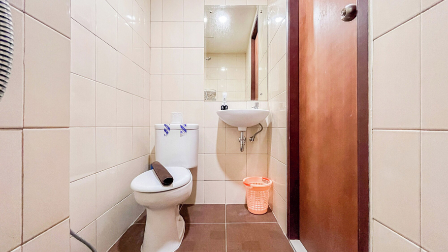 Bathroom 3, Best Choice Studio Apartment At Vida View Makassar, Makassar