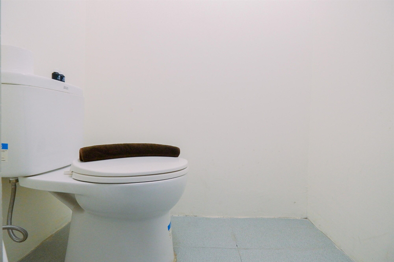 Bathroom 4, Warm And Cozy Living 2Br Bogorienze Apartment, Bogor
