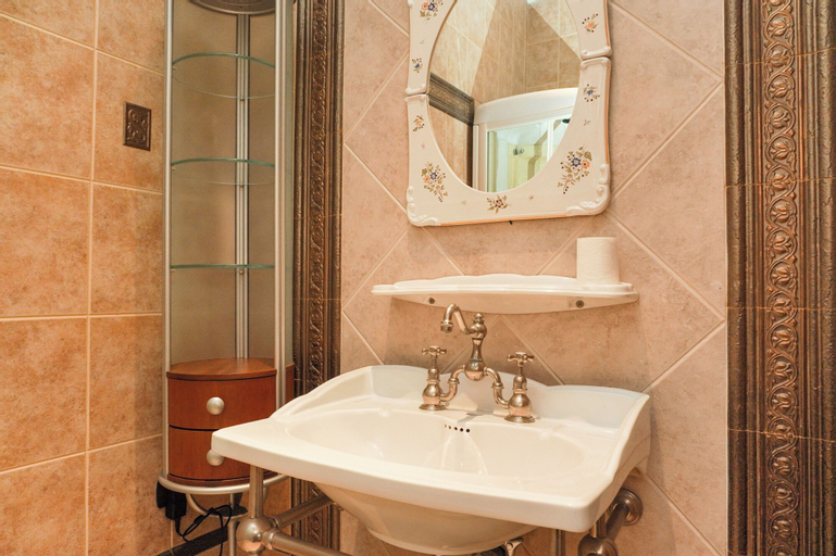 Bathroom 19