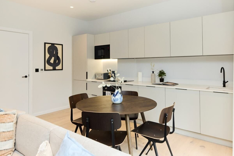 Others 5, The Brondesbury Quarters - Modern 2bdr Flat With Balcony + Parking, London