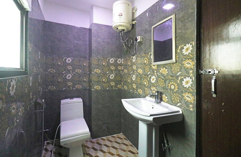 Bathroom 3, Airport Hotel Ashoka Palace, Delhi