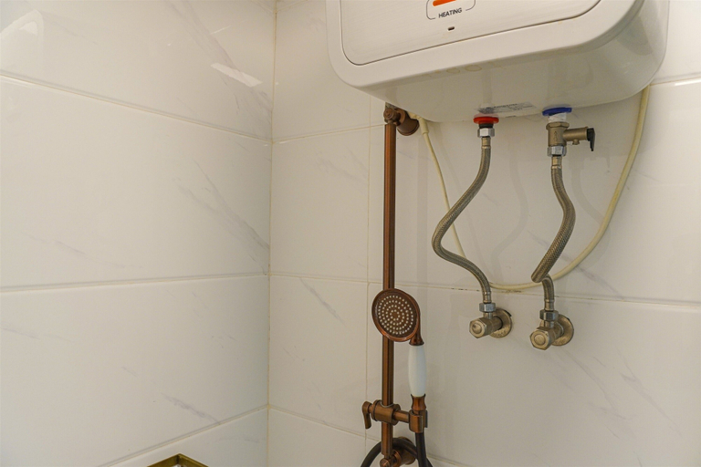 Bathroom 3, Spacious And Nice 1Br With Extra Room At Sky House Bsd Apartment, Tangerang
