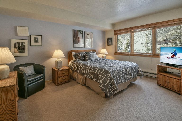 Bedroom 2, Quicksilver 1677, Summit