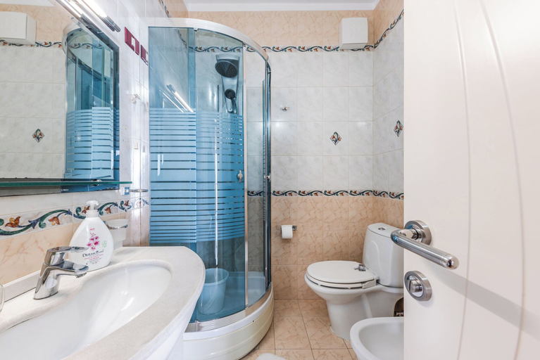 Bathroom 2, Vollga Luxury Seafront Suite, Durrësit