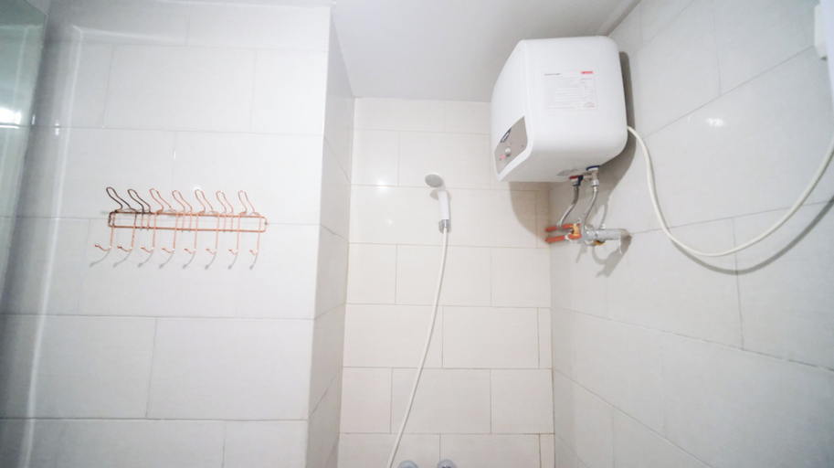 Bathroom 3, Comfortable Living 2Br At Anderson Supermall Mansion Apartment, Surabaya