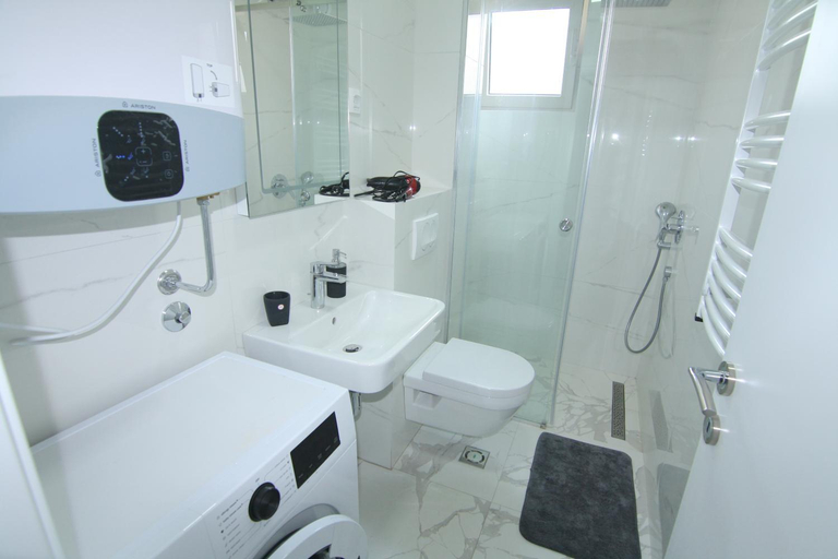 Shower 5, Apartments LORA Zmajeva, 7